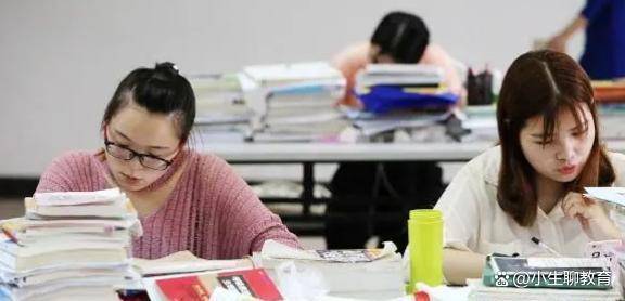 "Đậy nắp bút lại được không?" - lời nhắc nhở trong phòng học khiến nữ sinh đỏ mặt, netizen chia phe tranh cãi- Ảnh 1.
