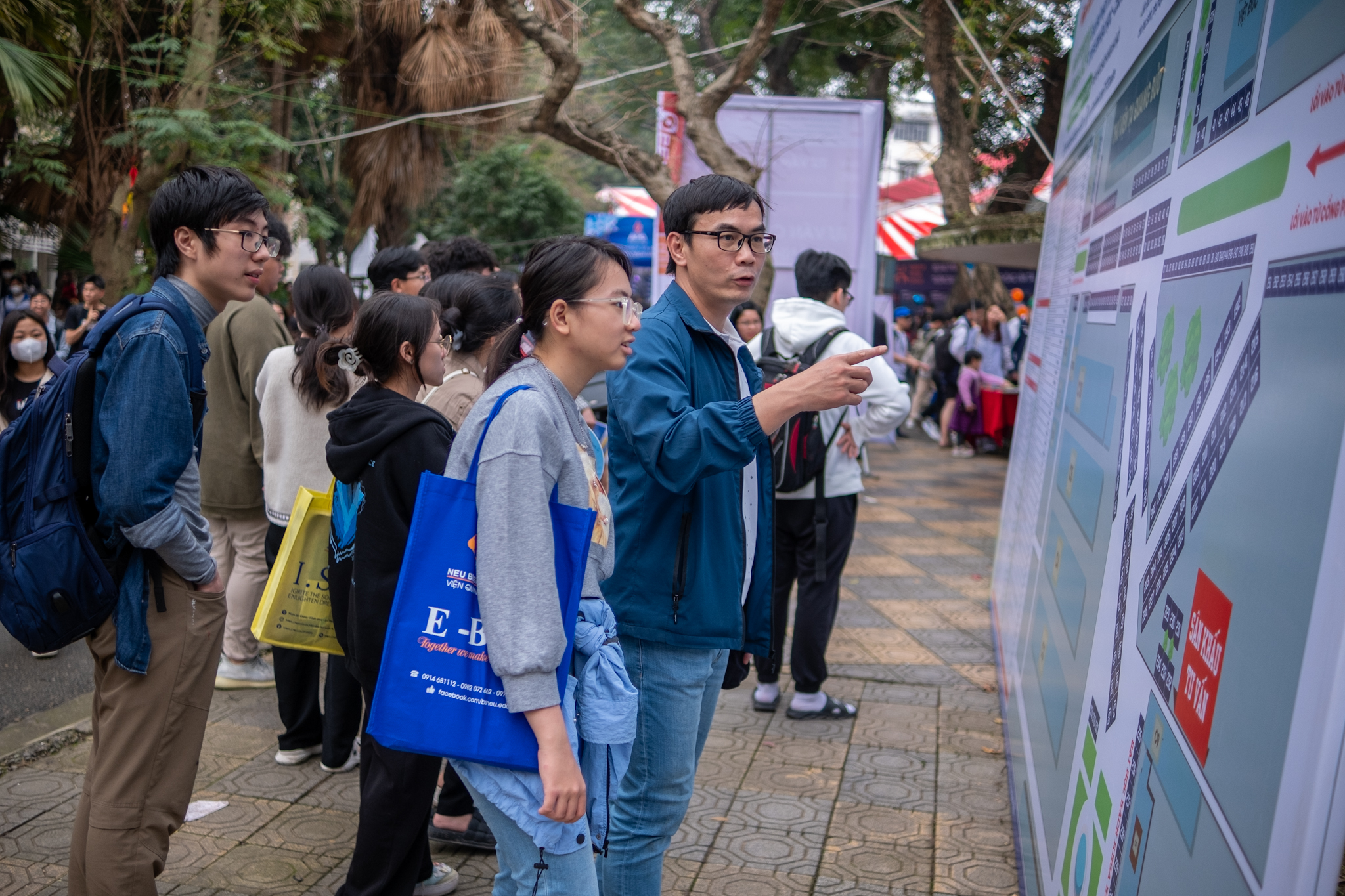 Học sinh dậy từ 6h tham gia ngày hội tư vấn tuyển sinh 2024 tại Bách khoa: Hơn 300 gian hàng và hơn thế nữa!- Ảnh 7.