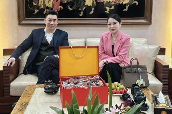 Hot mom Hằng Túi lên xe hoa lần 3, váy cưới "đụng hàng" Son Ye Jin?- Ảnh 4. Hot mom Hằng Túi lên xe hoa lần 3, váy cưới "đụng hàng" Son Ye Jin?- Ảnh 4.