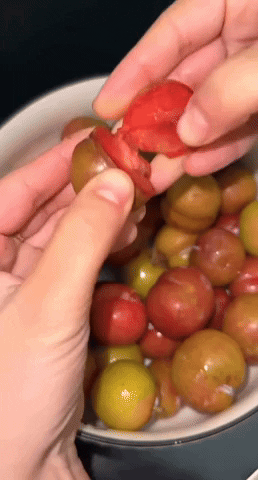 Tình hình mận đầu mùa: Vài trăm nghìn/kg vẫn đổ xô mua, dân tình mukbang rần rần dù chua nhăn mặt- Ảnh 1.