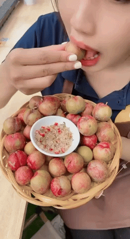 Tình hình mận đầu mùa: Vài trăm nghìn/kg vẫn đổ xô mua, dân tình mukbang rần rần dù chua nhăn mặt- Ảnh 2.