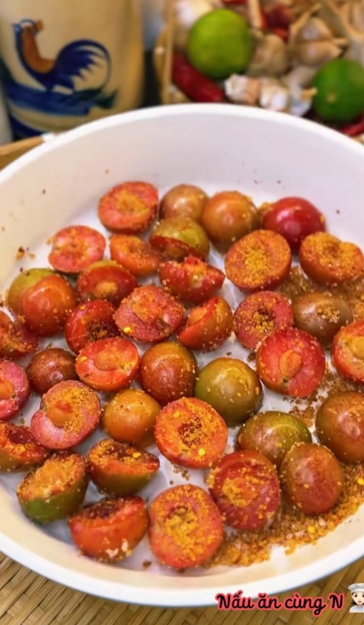 Tình hình mận đầu mùa: Vài trăm nghìn/kg vẫn đổ xô mua, dân tình mukbang rần rần dù chua nhăn mặt- Ảnh 17.