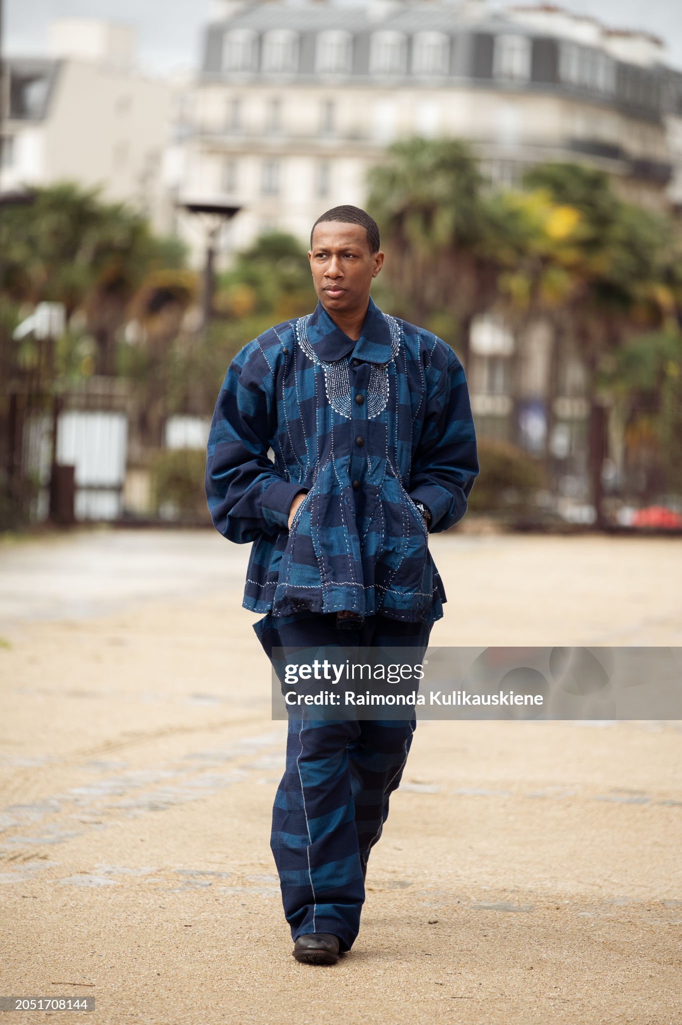 Hết mình vì Fashion Week: Call Me Duy sốt 38 độ vẫn mặc chiến, đọ style với fashion icon quốc tế ở show Issey Miyake- Ảnh 13.