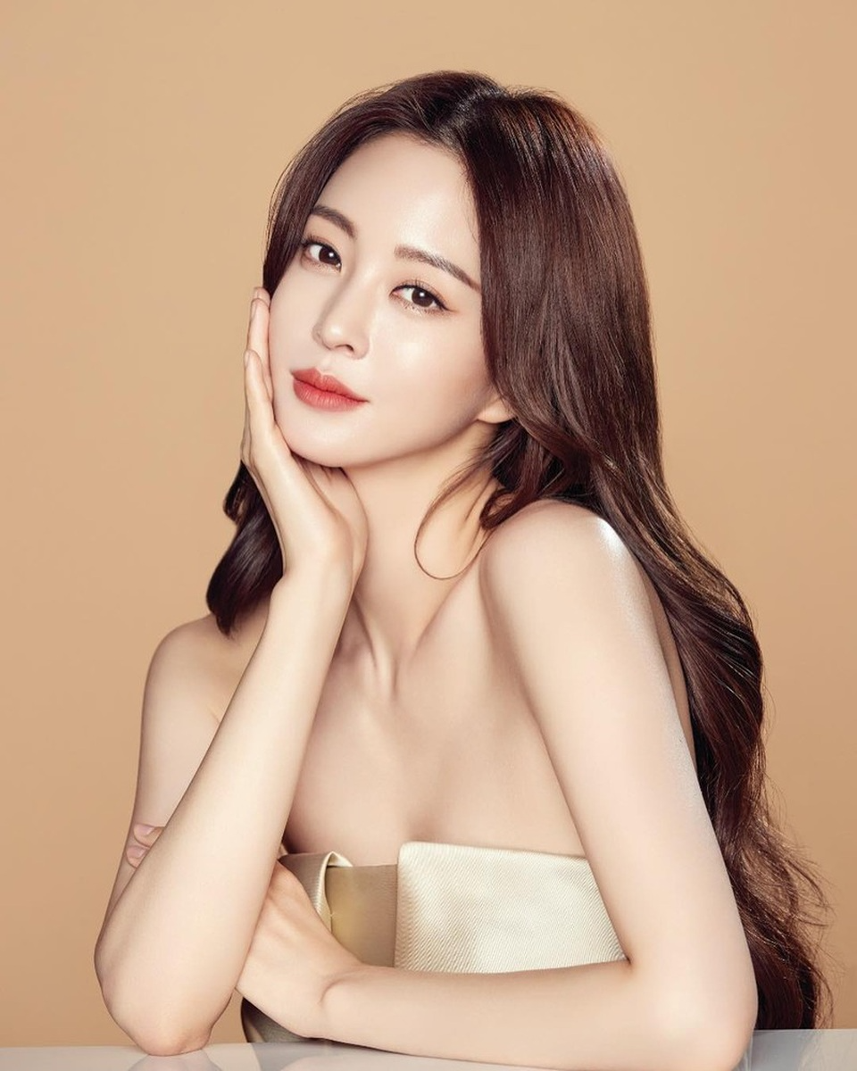 Tá hỏa mỹ nhân Han Ye Seul đi sự kiện mà như "dọa ma", dao kéo biến chứng lại còn đắp phấn trắng bệch- Ảnh 11.