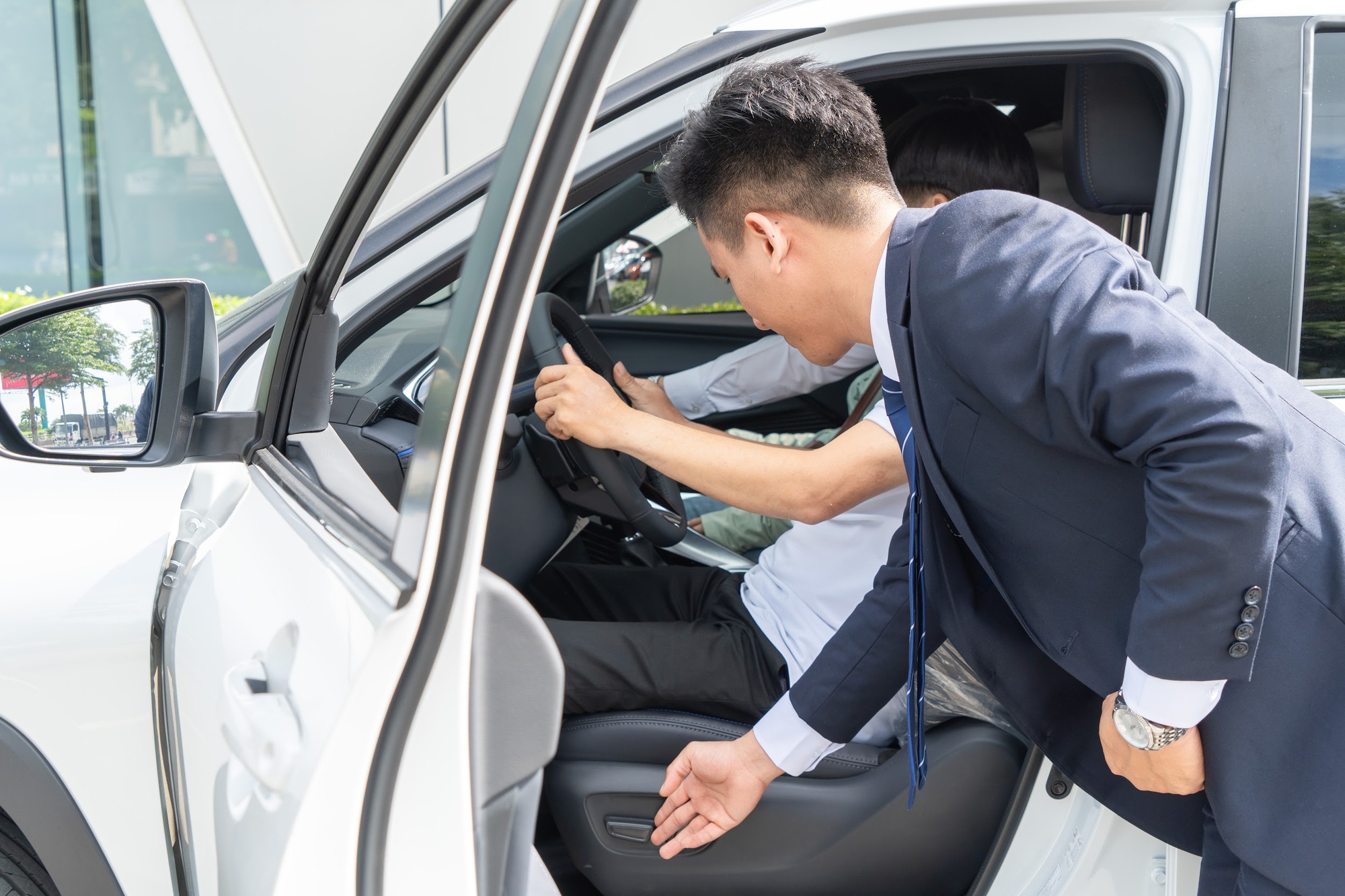Khách hàng Việt lái thử loạt xe Hybrid của Toyota: ‘Như bước sang một cuộc sống mới’- Ảnh 1.