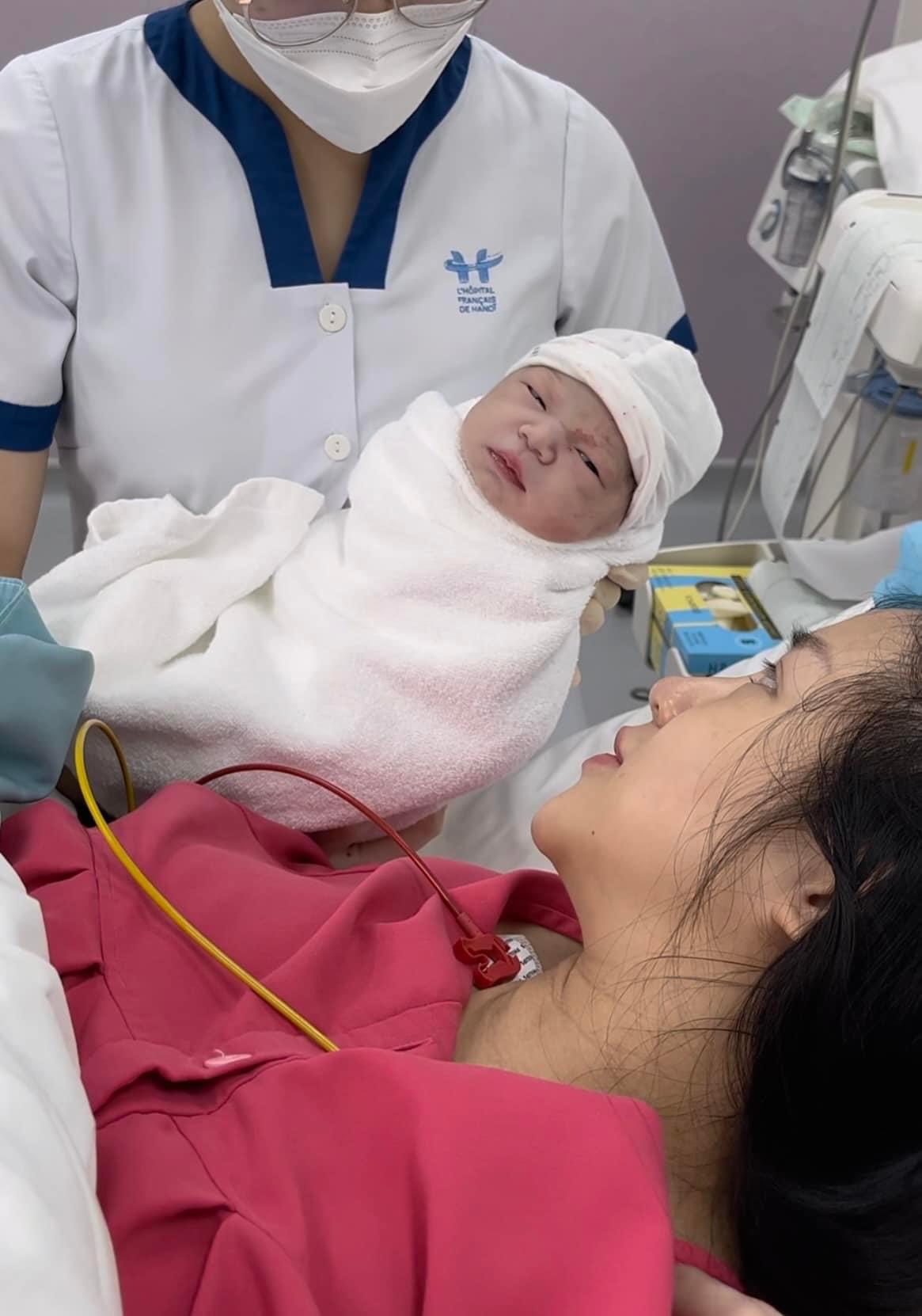 Salim công bố khoảnh khắc "Pam iu ơi" lườm mẹ ngay khi vừa chào đời khiến netizen không thể nhịn cười- Ảnh 1.
