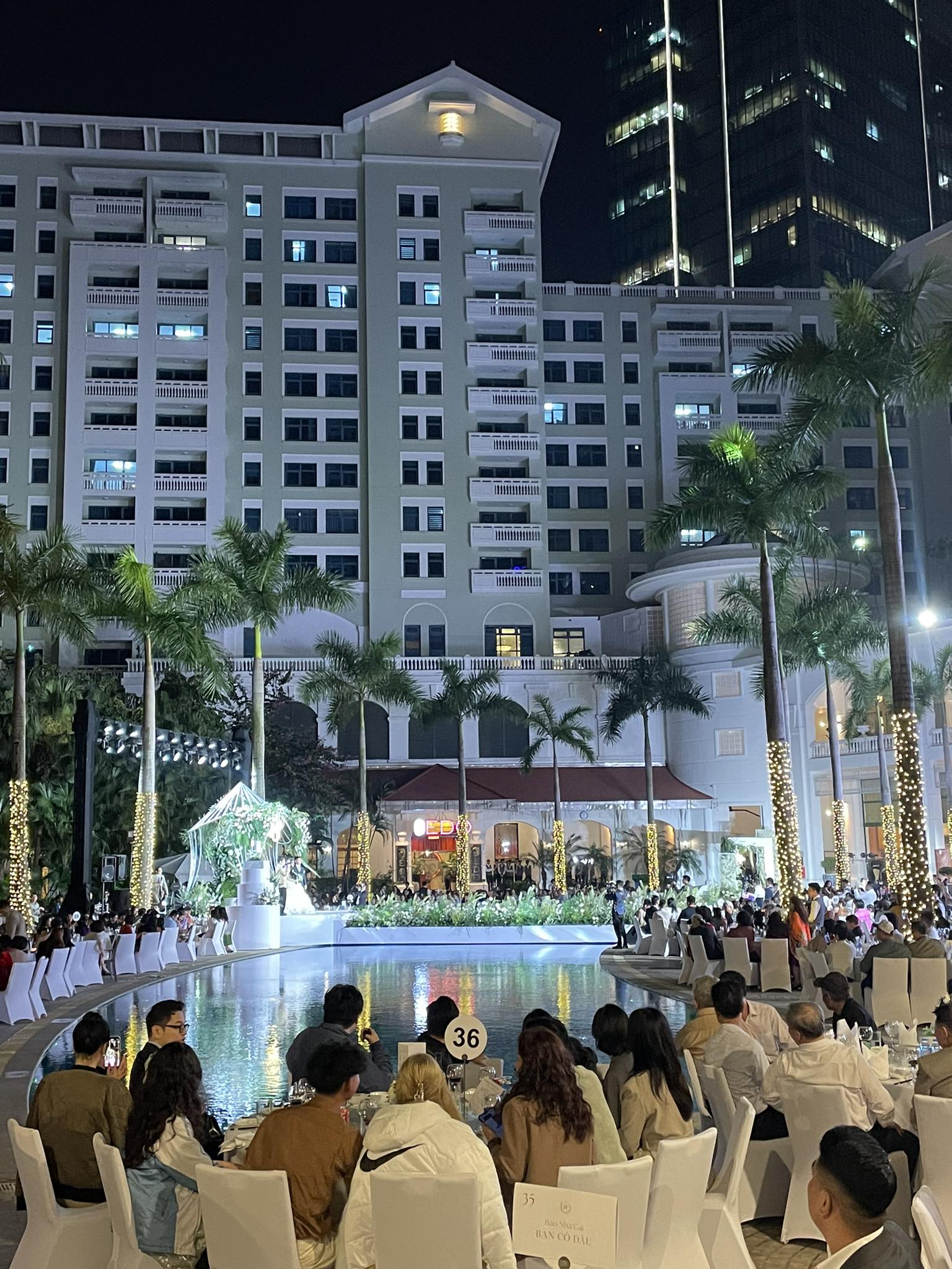 Hôn lễ của Đặng Tiểu Tô Sa: Cô dâu xinh đẹp tựa công chúa tóc mây, khoe eo con kiến trong 3 chiếc váy cưới- Ảnh 12.