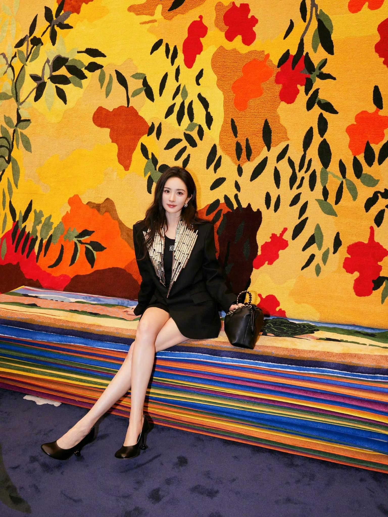 Tóc Tiên rất slay khi chung khung hình với Baifern, Dương Mịch khoe lưng trần quyến rũ tại event LOEWE- Ảnh 1.