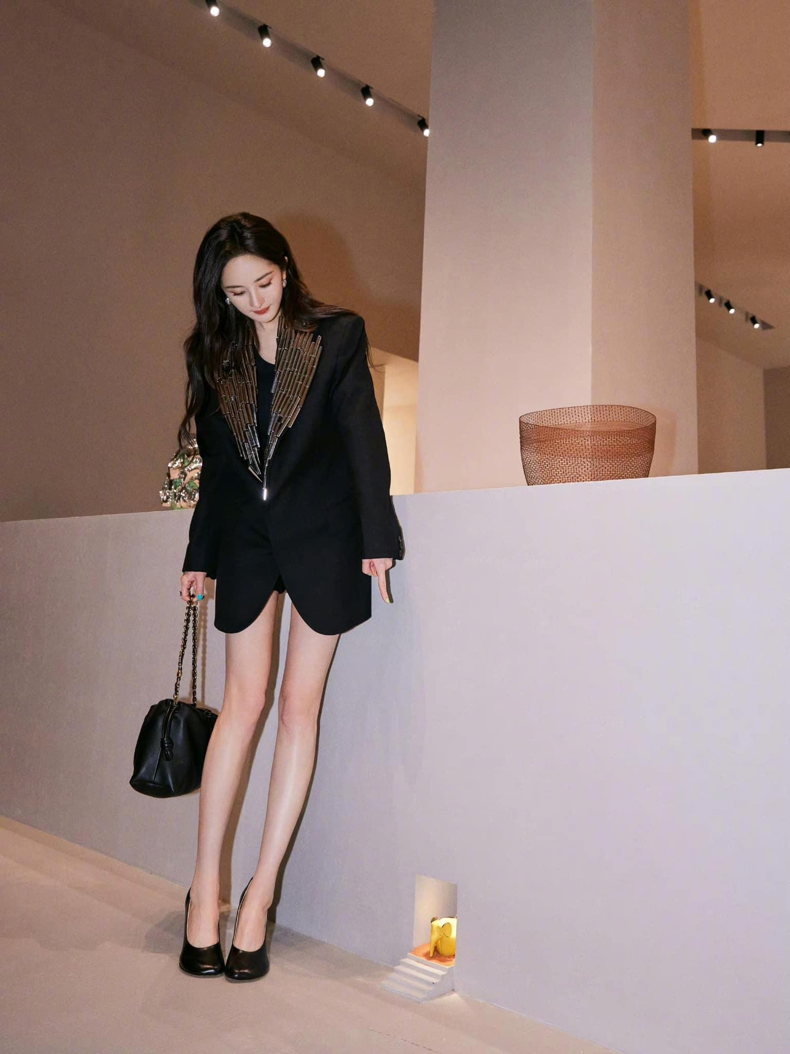 Tóc Tiên rất slay khi chung khung hình với Baifern, Dương Mịch khoe lưng trần quyến rũ tại event LOEWE- Ảnh 2.