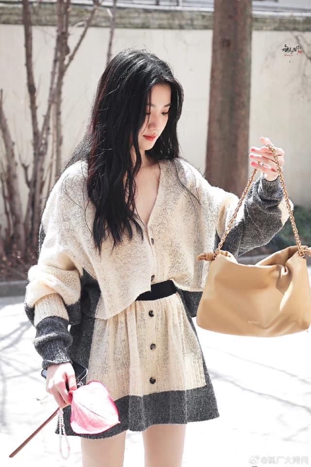 Tóc Tiên rất slay khi chung khung hình với Baifern, Dương Mịch khoe lưng trần quyến rũ tại event LOEWE- Ảnh 21.