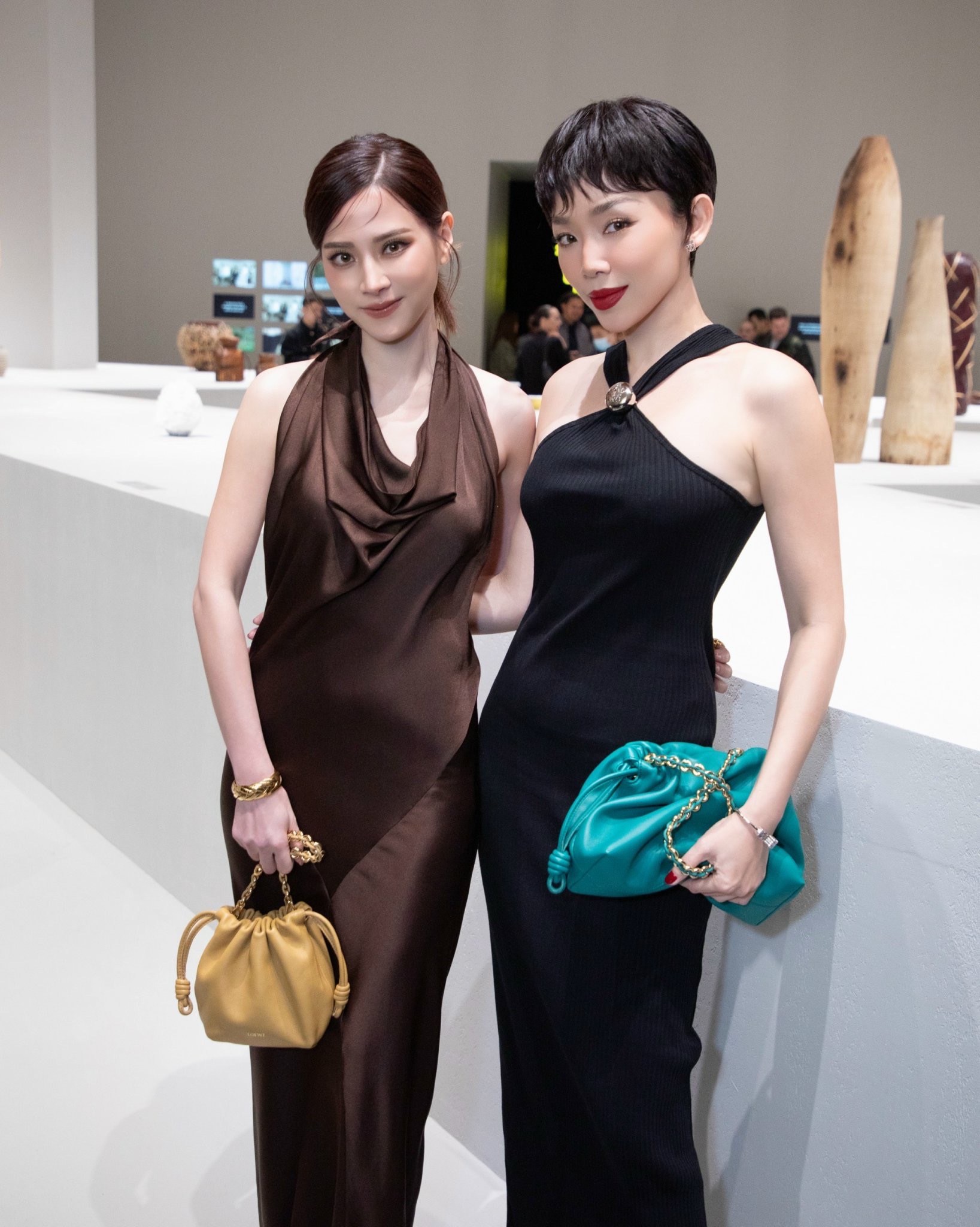 Tóc Tiên rất slay khi chung khung hình với Baifern, Dương Mịch khoe lưng trần quyến rũ tại event LOEWE- Ảnh 13.