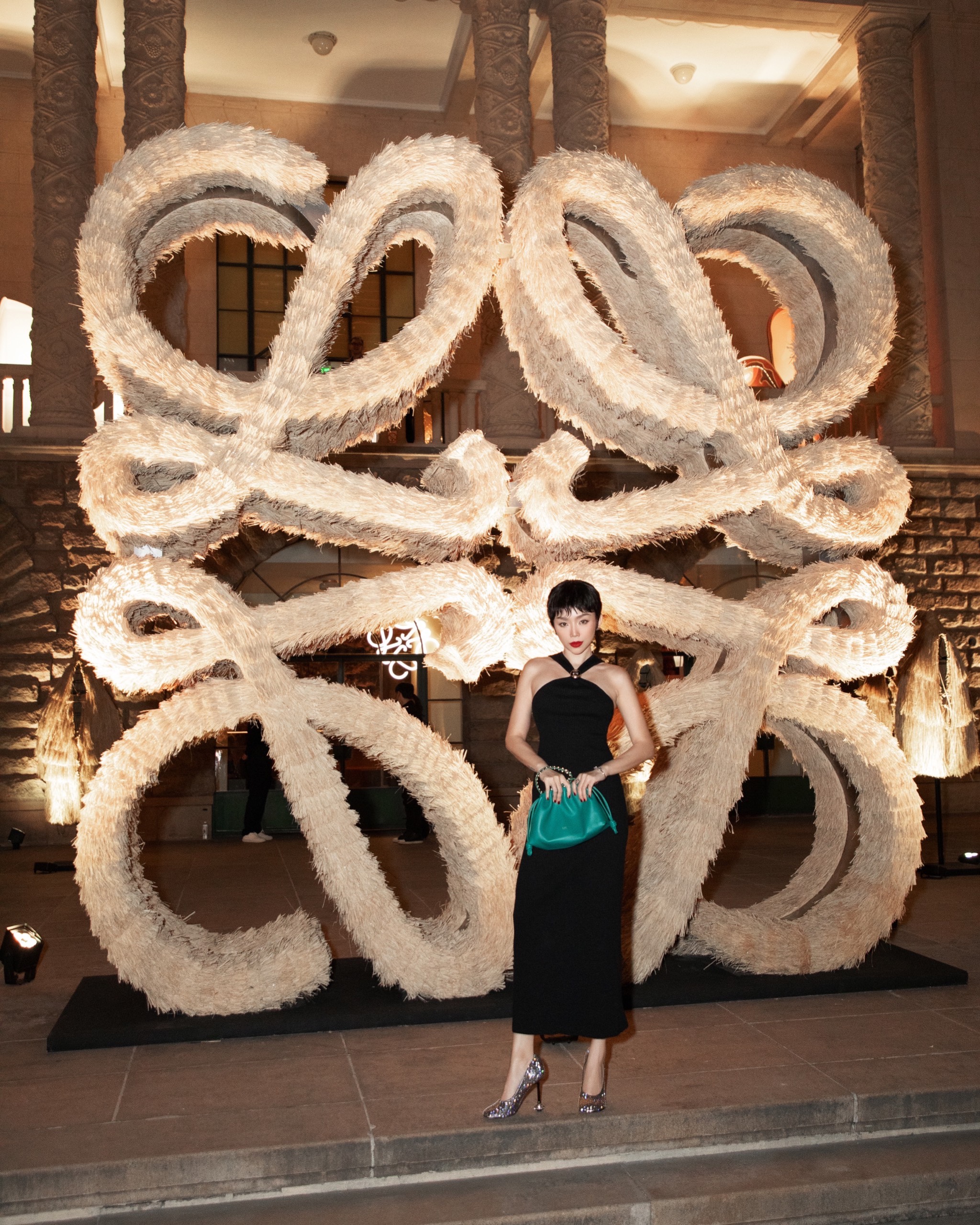 Tóc Tiên rất slay khi chung khung hình với Baifern, Dương Mịch khoe lưng trần quyến rũ tại event LOEWE- Ảnh 12.