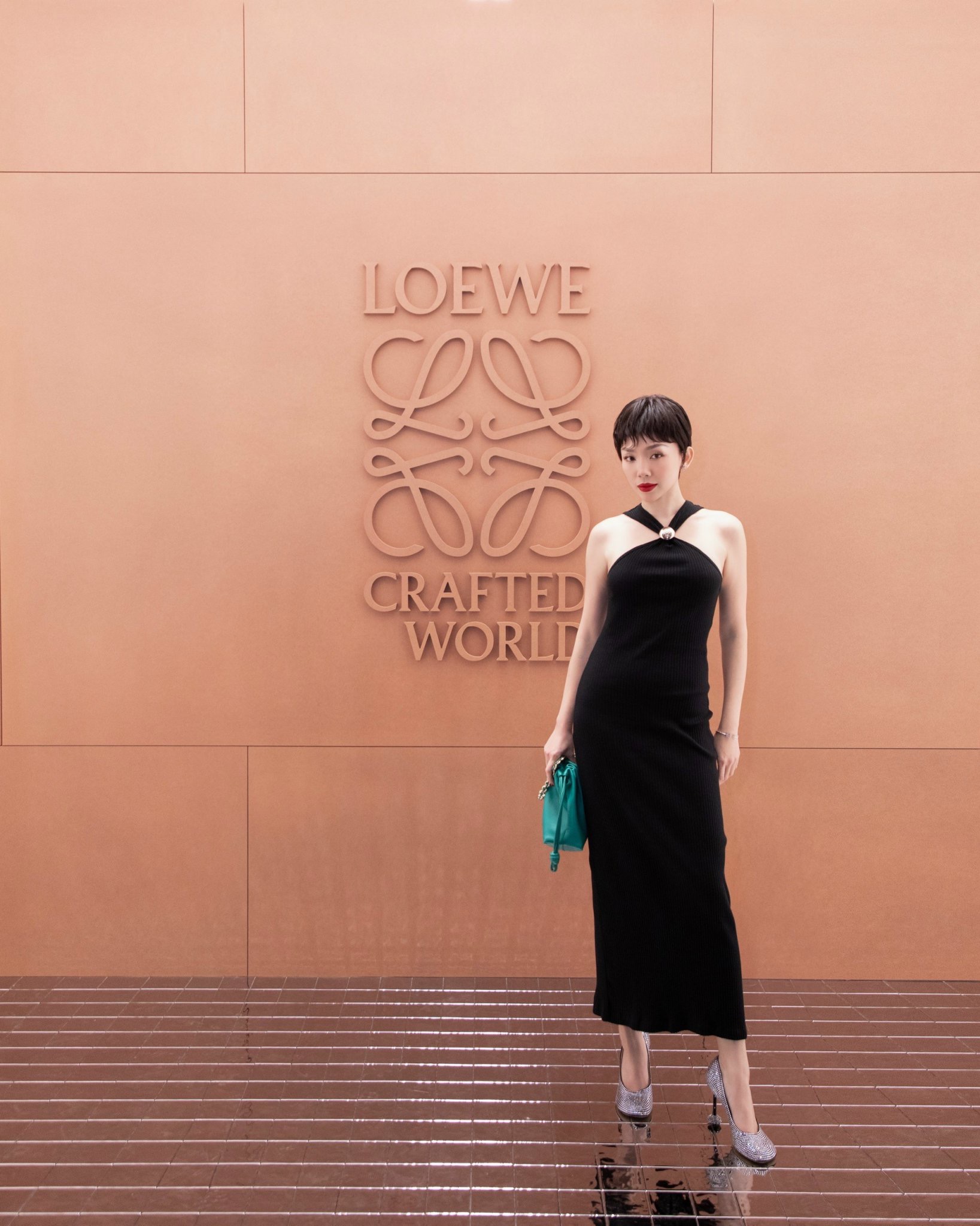 Tóc Tiên rất slay khi chung khung hình với Baifern, Dương Mịch khoe lưng trần quyến rũ tại event LOEWE- Ảnh 11.