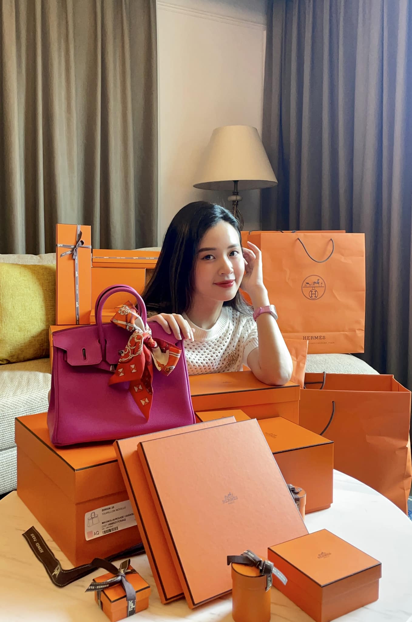 Nữ giảng viên đi xe Porsche xách túi Hermes, cuộc sống sang chảnh tựa “phú bà”: Tình duyên bí ẩn!- Ảnh 6.
