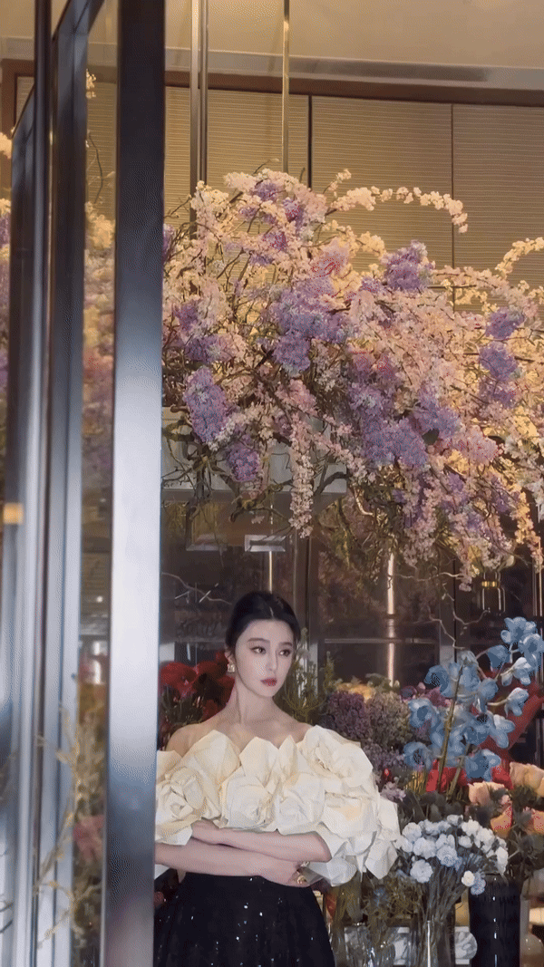 "Nữ thần hoa" đẹp yêu kiều tại đêm tiệc từ thiện, cam thường đèn xanh mờ ảo cũng không dìm được nhan sắc- Ảnh 7. "Nữ thần hoa" đẹp yêu kiều tại đêm tiệc từ thiện, cam thường đèn xanh mờ ảo cũng không dìm được nhan sắc- Ảnh 7.