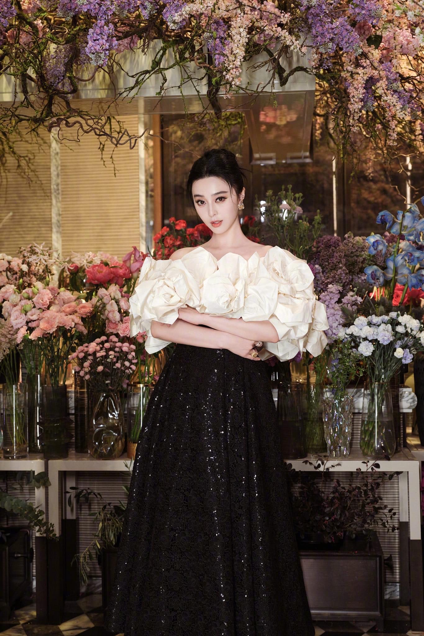 "Nữ thần hoa" đẹp yêu kiều tại đêm tiệc từ thiện, cam thường đèn xanh mờ ảo cũng không dìm được nhan sắc- Ảnh 2. "Nữ thần hoa" đẹp yêu kiều tại đêm tiệc từ thiện, cam thường đèn xanh mờ ảo cũng không dìm được nhan sắc- Ảnh 2.