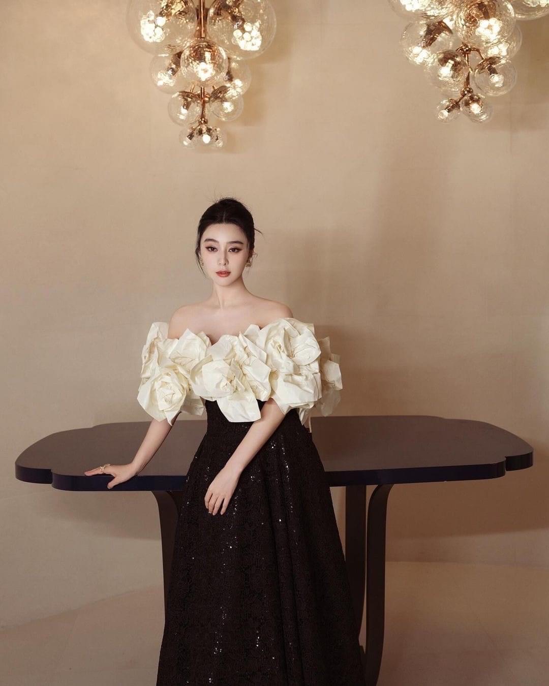 "Nữ thần hoa" đẹp yêu kiều tại đêm tiệc từ thiện, cam thường đèn xanh mờ ảo cũng không dìm được nhan sắc- Ảnh 5. "Nữ thần hoa" đẹp yêu kiều tại đêm tiệc từ thiện, cam thường đèn xanh mờ ảo cũng không dìm được nhan sắc- Ảnh 5.