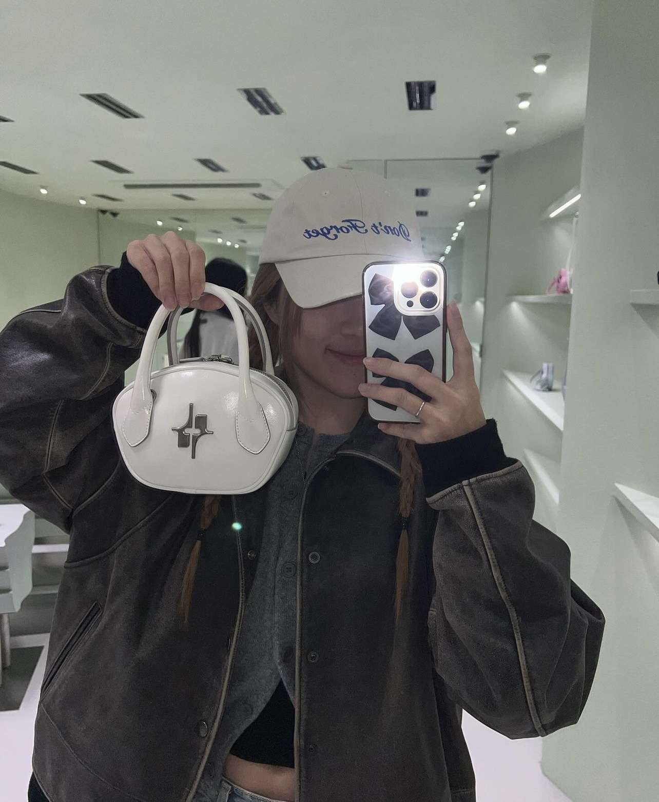 Túi local brand cháy hàng liên tục ở Hàn: Đang xâm chiếm Instagram hội gái xinh, hợp mọi style nhờ phom cool- Ảnh 1.