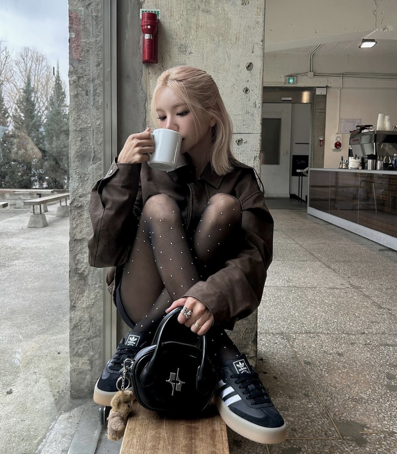 Túi local brand cháy hàng liên tục ở Hàn: Đang xâm chiếm Instagram hội gái xinh, hợp mọi style nhờ phom cool- Ảnh 13.