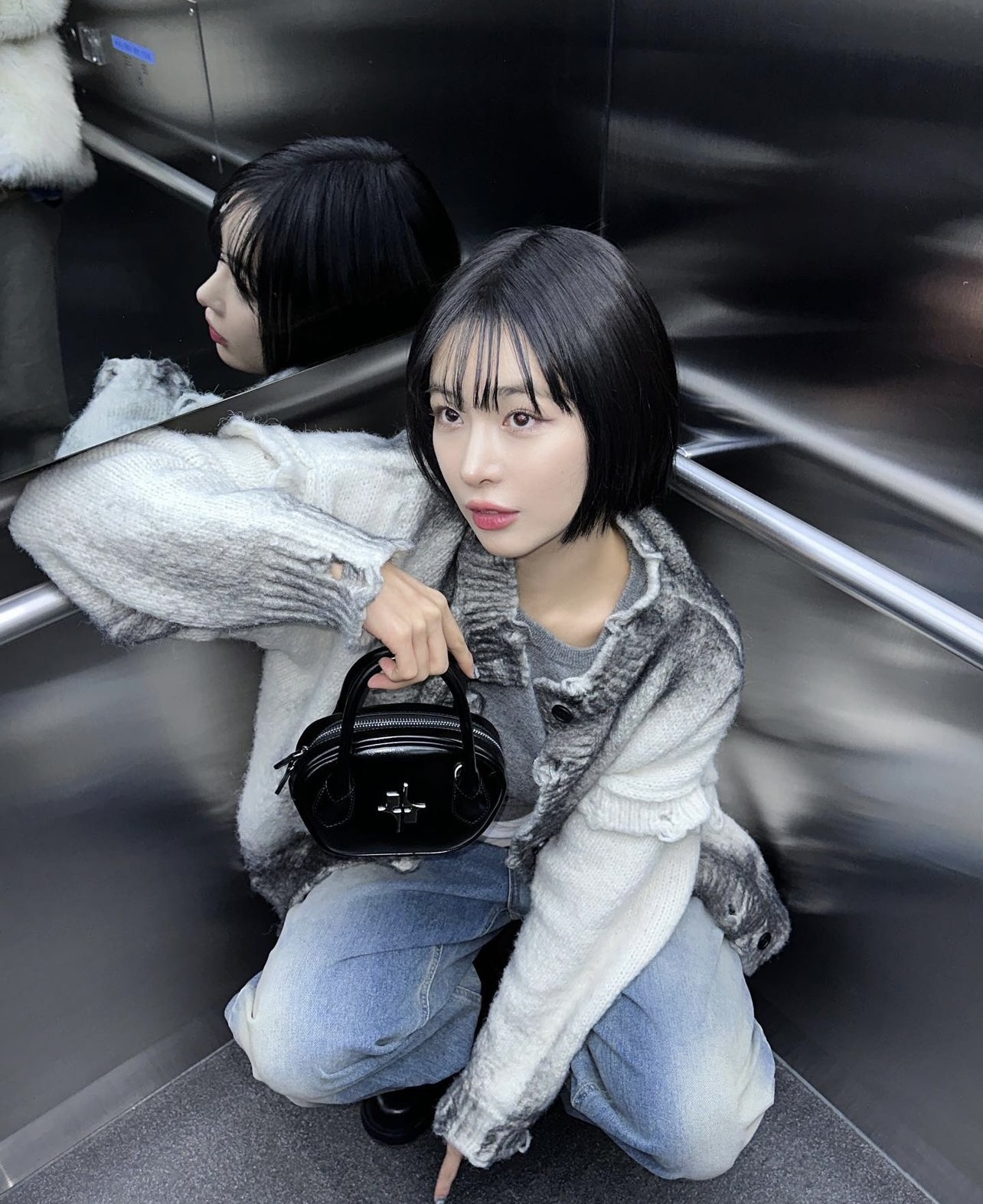 Túi local brand cháy hàng liên tục ở Hàn: Đang xâm chiếm Instagram hội gái xinh, hợp mọi style nhờ phom cool- Ảnh 6.