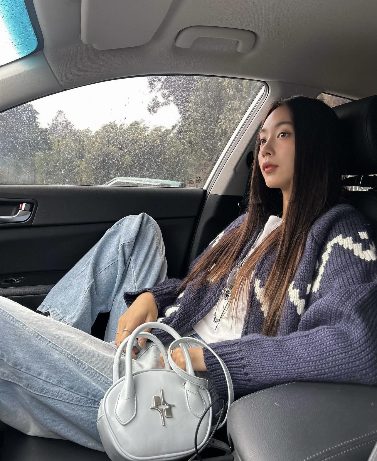 Túi local brand cháy hàng liên tục ở Hàn: Đang xâm chiếm Instagram hội gái xinh, hợp mọi style nhờ phom cool- Ảnh 4.
