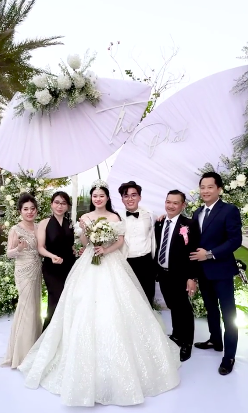 Gia thế cô dâu Cần Thơ có đám cưới gây chấn động: Phủ siêu xe kín đường, có người mừng cưới gần 200 triệu- Ảnh 14.