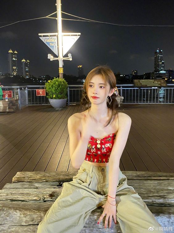 Ngắm style đời thường của mỹ nhân đẹp nhất màn ảnh Hoa ngữ hiện tại: Mê cách nàng phối đồ chuẩn "ngoan xinh yêu"- Ảnh 4.