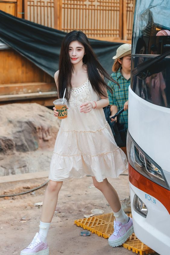 Ngắm style đời thường của mỹ nhân đẹp nhất màn ảnh Hoa ngữ hiện tại: Mê cách nàng phối đồ chuẩn "ngoan xinh yêu"- Ảnh 9.