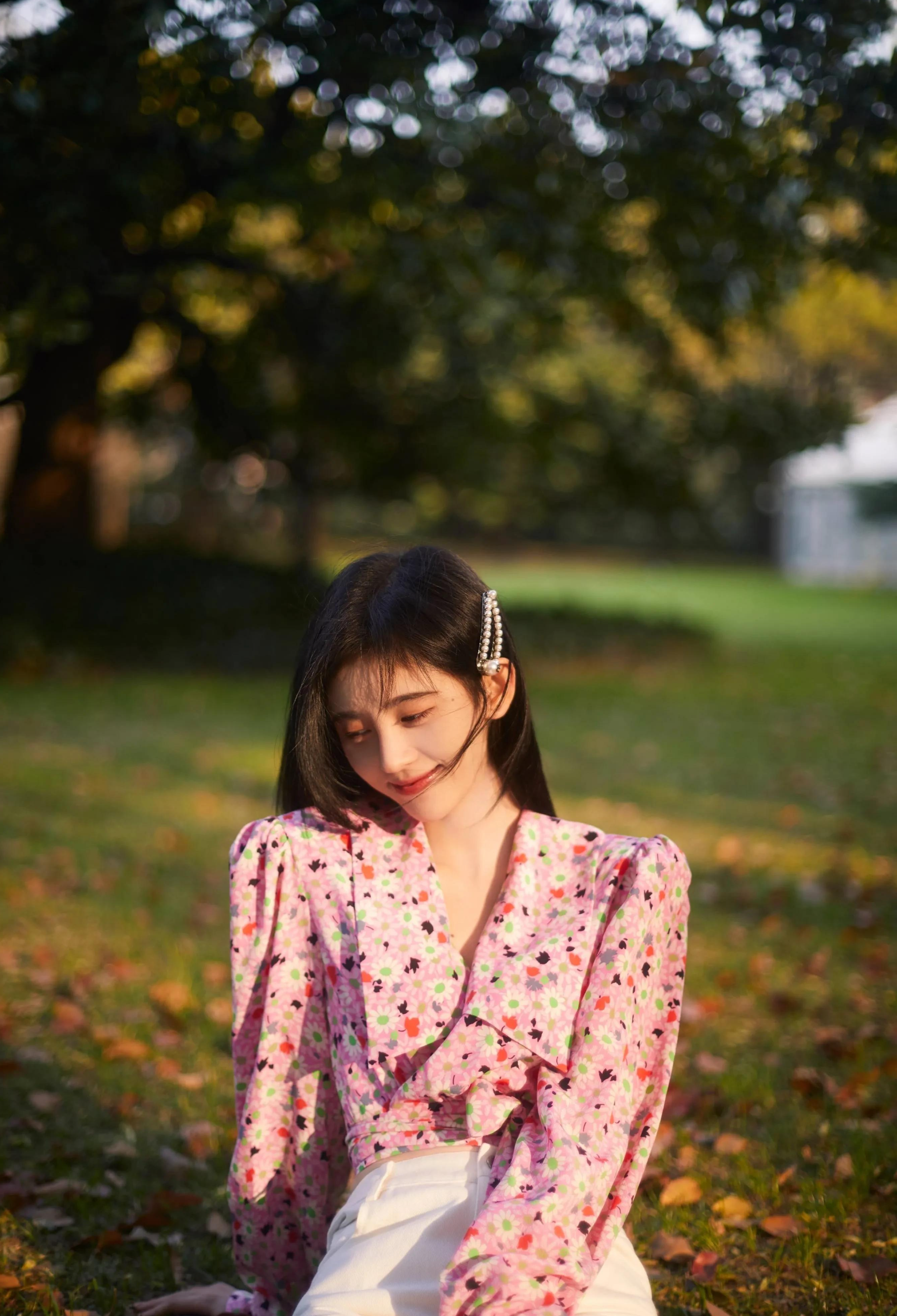Ngắm style đời thường của mỹ nhân đẹp nhất màn ảnh Hoa ngữ hiện tại: Mê cách nàng phối đồ chuẩn "ngoan xinh yêu"- Ảnh 11.