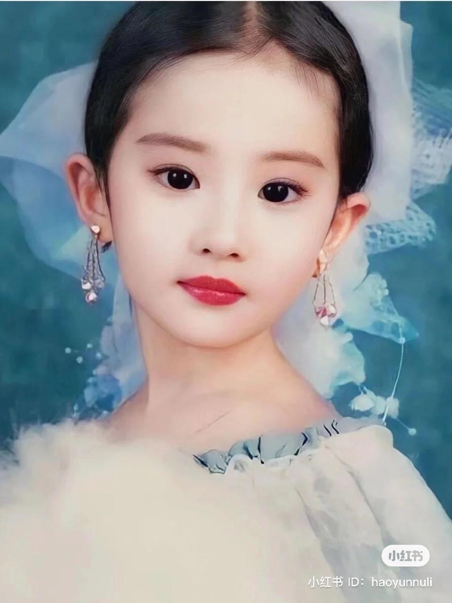 Đẳng cấp của Lưu Diệc Phi: Diện váy Dior từ bé, khí chất tiểu thư tài phiệt từ trong trứng- Ảnh 2. Đẳng cấp của Lưu Diệc Phi: Diện váy Dior từ bé, khí chất tiểu thư tài phiệt từ trong trứng- Ảnh 2.