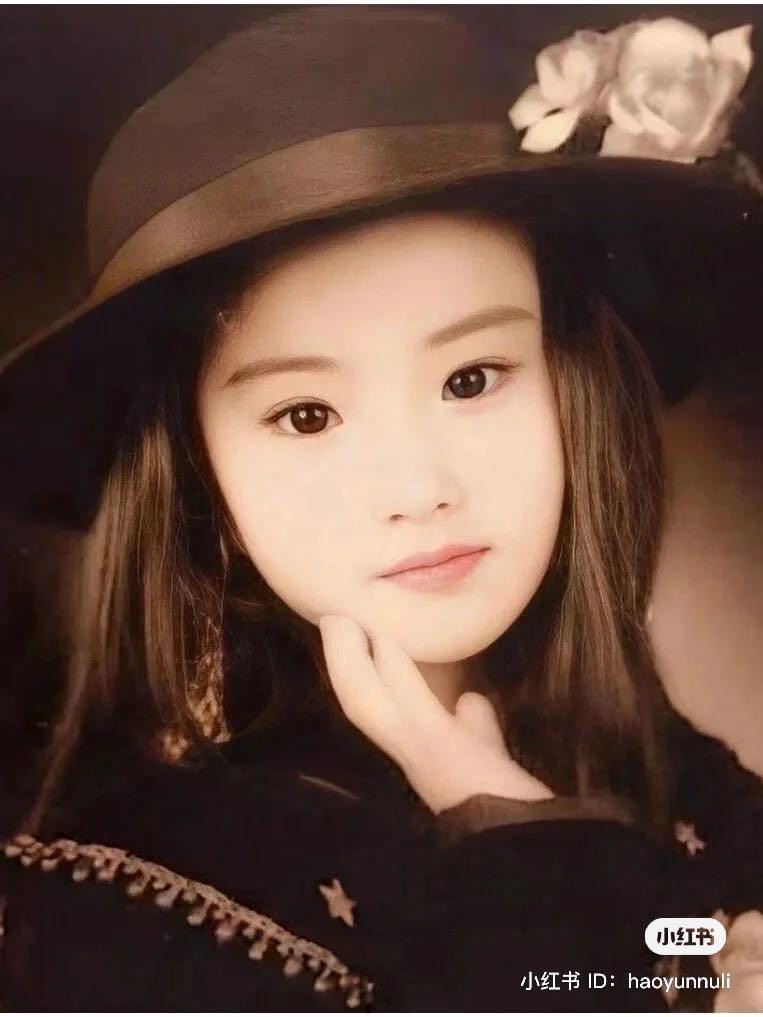 Đẳng cấp của Lưu Diệc Phi: Diện váy Dior từ bé, khí chất tiểu thư tài phiệt từ trong trứng- Ảnh 3. Đẳng cấp của Lưu Diệc Phi: Diện váy Dior từ bé, khí chất tiểu thư tài phiệt từ trong trứng- Ảnh 3.