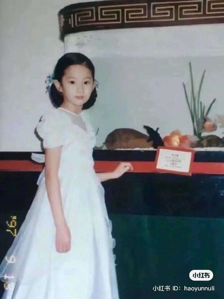 Đẳng cấp của Lưu Diệc Phi: Diện váy Dior từ bé, khí chất tiểu thư tài phiệt từ trong trứng- Ảnh 8. Đẳng cấp của Lưu Diệc Phi: Diện váy Dior từ bé, khí chất tiểu thư tài phiệt từ trong trứng- Ảnh 8.