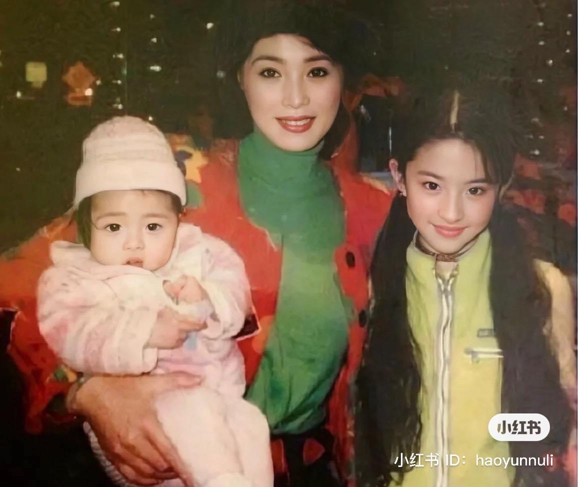 Đẳng cấp của Lưu Diệc Phi: Diện váy Dior từ bé, khí chất tiểu thư tài phiệt từ trong trứng- Ảnh 5. Đẳng cấp của Lưu Diệc Phi: Diện váy Dior từ bé, khí chất tiểu thư tài phiệt từ trong trứng- Ảnh 5.