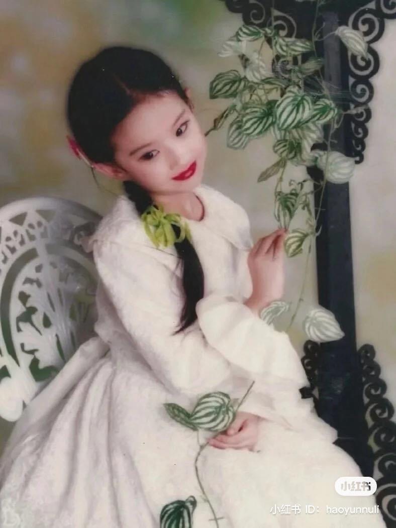 Đẳng cấp của Lưu Diệc Phi: Diện váy Dior từ bé, khí chất tiểu thư tài phiệt từ trong trứng- Ảnh 7. Đẳng cấp của Lưu Diệc Phi: Diện váy Dior từ bé, khí chất tiểu thư tài phiệt từ trong trứng- Ảnh 7.