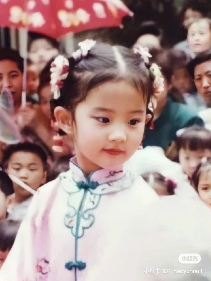 Đẳng cấp của Lưu Diệc Phi: Diện váy Dior từ bé, khí chất tiểu thư tài phiệt từ trong trứng- Ảnh 4. Đẳng cấp của Lưu Diệc Phi: Diện váy Dior từ bé, khí chất tiểu thư tài phiệt từ trong trứng- Ảnh 4.