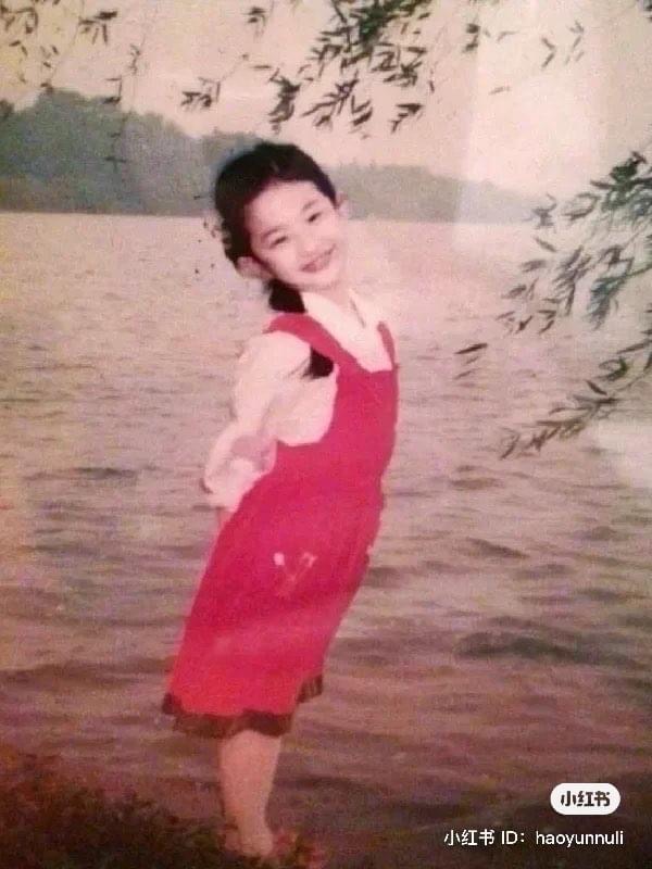 Đẳng cấp của Lưu Diệc Phi: Diện váy Dior từ bé, khí chất tiểu thư tài phiệt từ trong trứng- Ảnh 11. Đẳng cấp của Lưu Diệc Phi: Diện váy Dior từ bé, khí chất tiểu thư tài phiệt từ trong trứng- Ảnh 11.