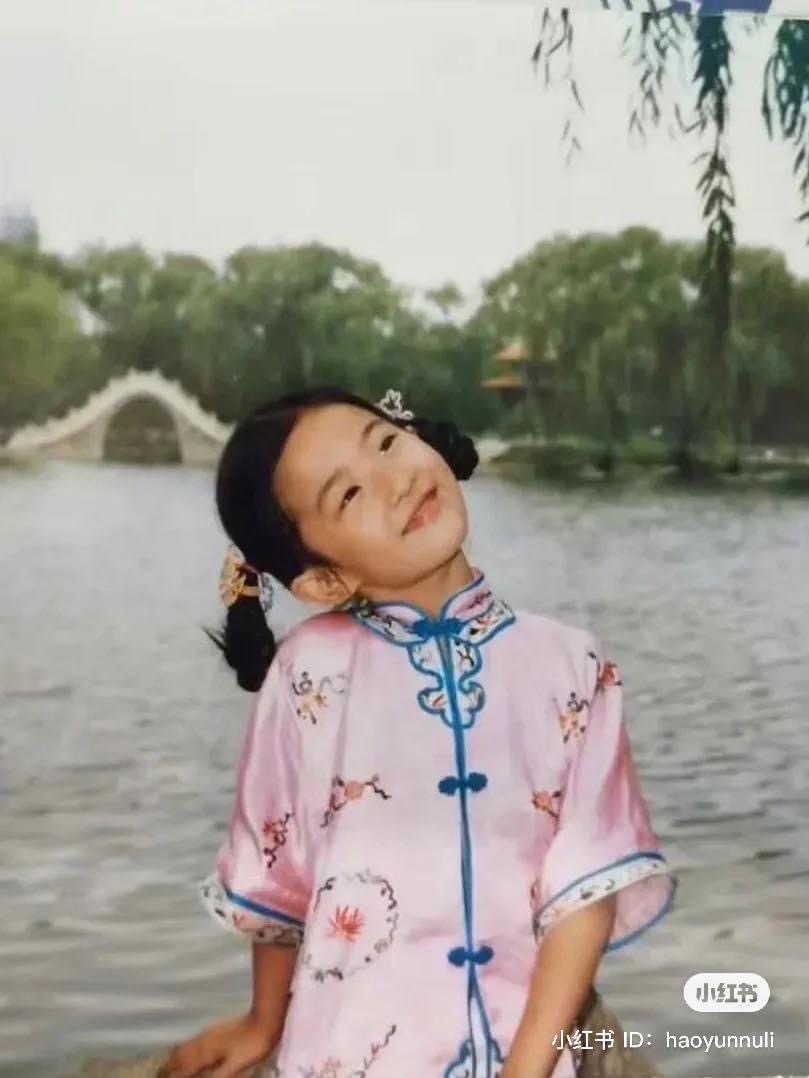 Đẳng cấp của Lưu Diệc Phi: Diện váy Dior từ bé, khí chất tiểu thư tài phiệt từ trong trứng- Ảnh 10. Đẳng cấp của Lưu Diệc Phi: Diện váy Dior từ bé, khí chất tiểu thư tài phiệt từ trong trứng- Ảnh 10.