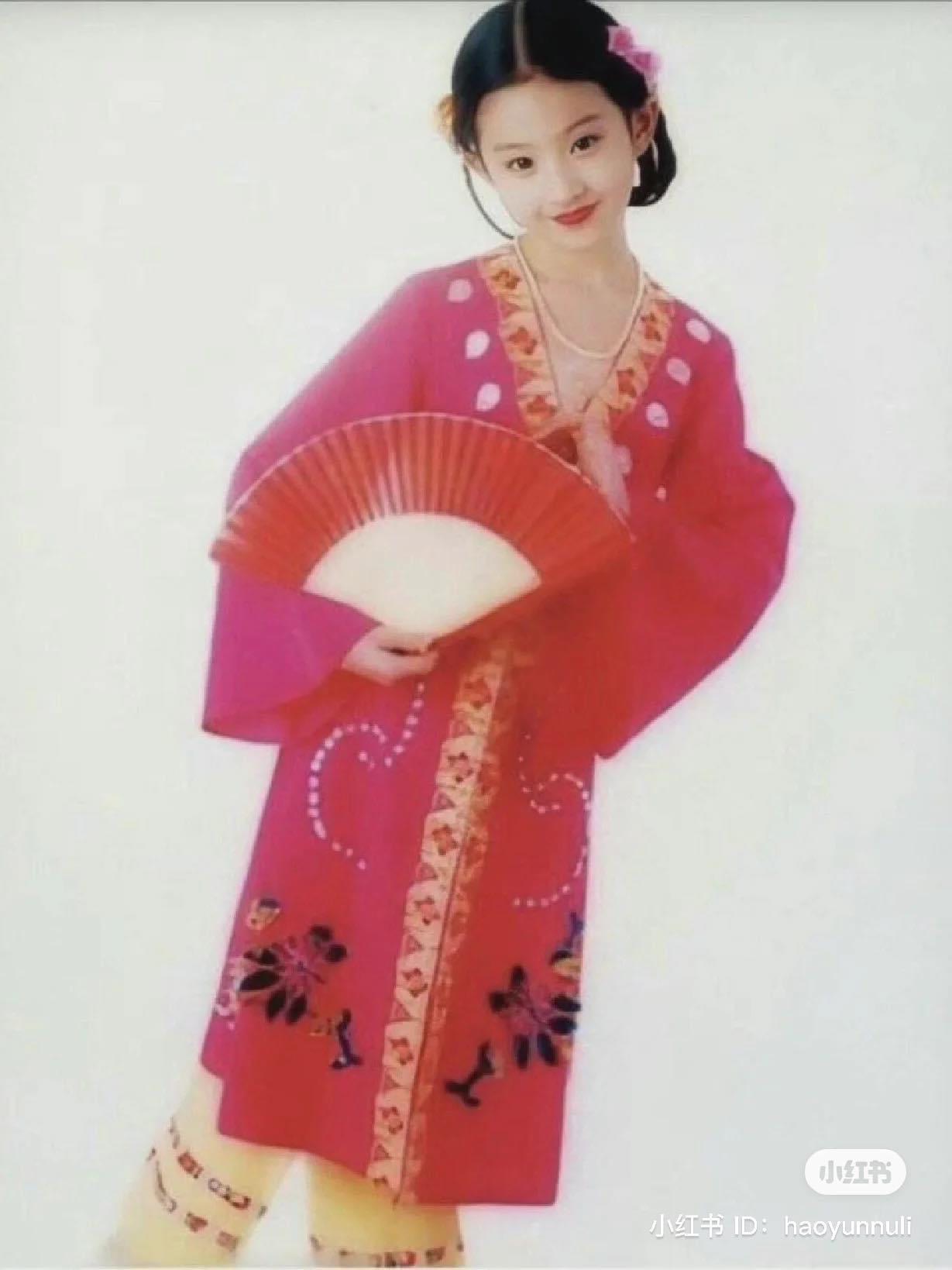 Đẳng cấp của Lưu Diệc Phi: Diện váy Dior từ bé, khí chất tiểu thư tài phiệt từ trong trứng- Ảnh 12. Đẳng cấp của Lưu Diệc Phi: Diện váy Dior từ bé, khí chất tiểu thư tài phiệt từ trong trứng- Ảnh 12.