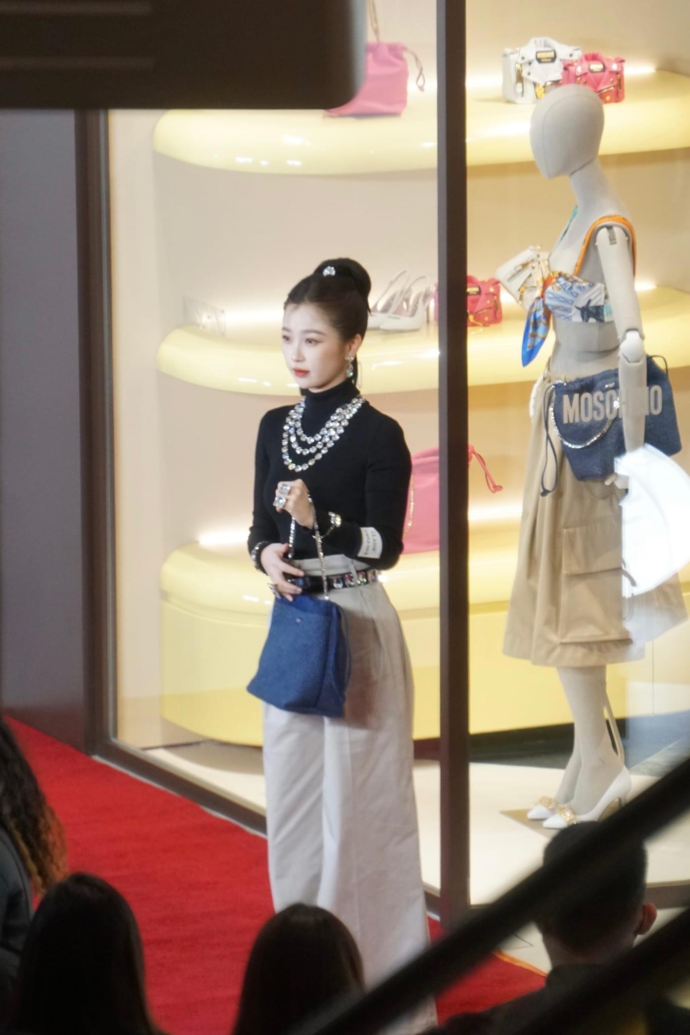 Xinh đẹp, dáng thon nhưng cớ sao Triệu Lộ Tư, Bạch Lộc, Ngu Thư Hân cứ mất điểm khi đi event cao cấp?- Ảnh 19. Xinh đẹp, dáng thon nhưng cớ sao Triệu Lộ Tư, Bạch Lộc, Ngu Thư Hân cứ mất điểm khi đi event cao cấp?- Ảnh 19.