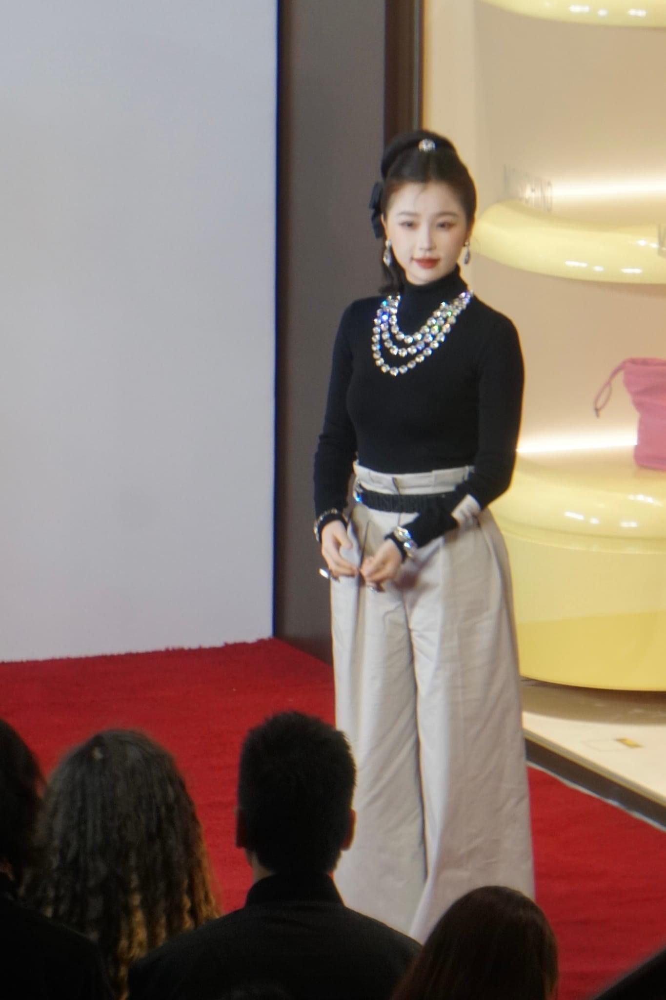 Xinh đẹp, dáng thon nhưng cớ sao Triệu Lộ Tư, Bạch Lộc, Ngu Thư Hân cứ mất điểm khi đi event cao cấp?- Ảnh 20. Xinh đẹp, dáng thon nhưng cớ sao Triệu Lộ Tư, Bạch Lộc, Ngu Thư Hân cứ mất điểm khi đi event cao cấp?- Ảnh 20.
