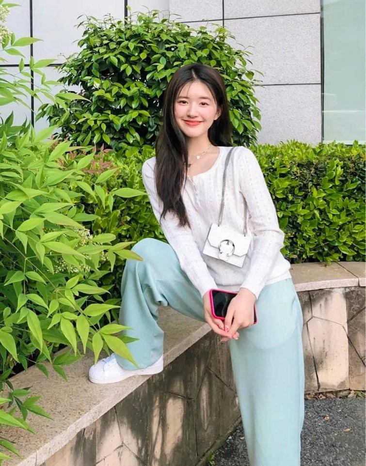 Xinh đẹp, dáng thon nhưng cớ sao Triệu Lộ Tư, Bạch Lộc, Ngu Thư Hân cứ mất điểm khi đi event cao cấp?- Ảnh 8. Xinh đẹp, dáng thon nhưng cớ sao Triệu Lộ Tư, Bạch Lộc, Ngu Thư Hân cứ mất điểm khi đi event cao cấp?- Ảnh 8.