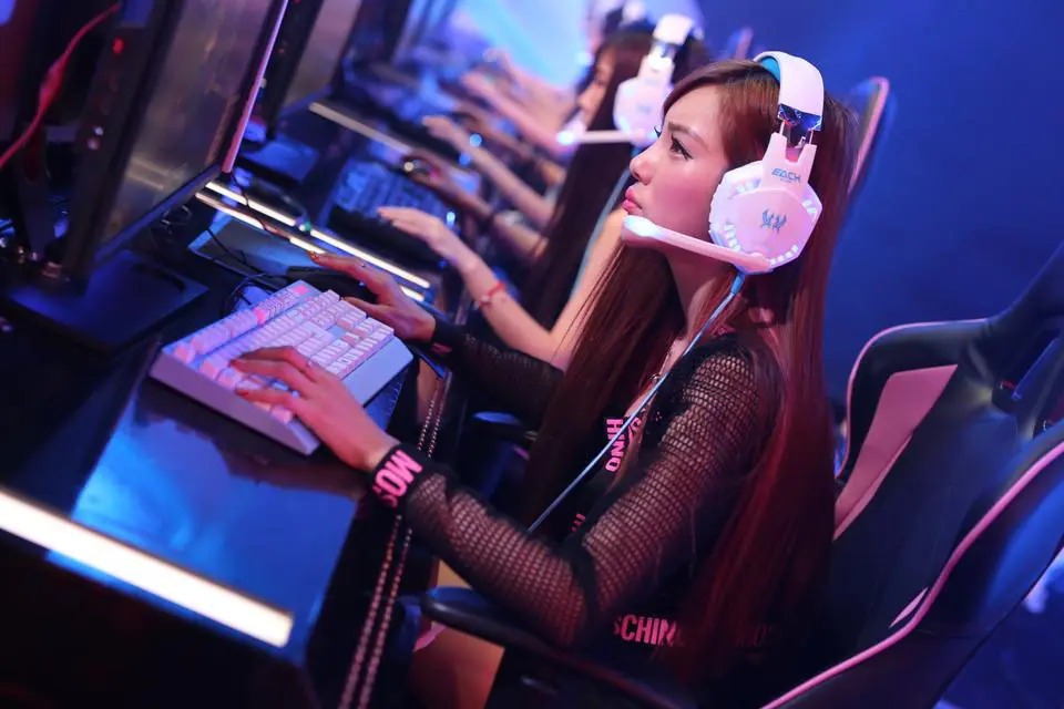 Các nữ game thủ hay nữ streamer của Esports thường phải có nhiều chiêu trò để thu hút thêm sự chú ý cho kênh của mình, bên cạnh kỹ năng chơi game và nhan sắc