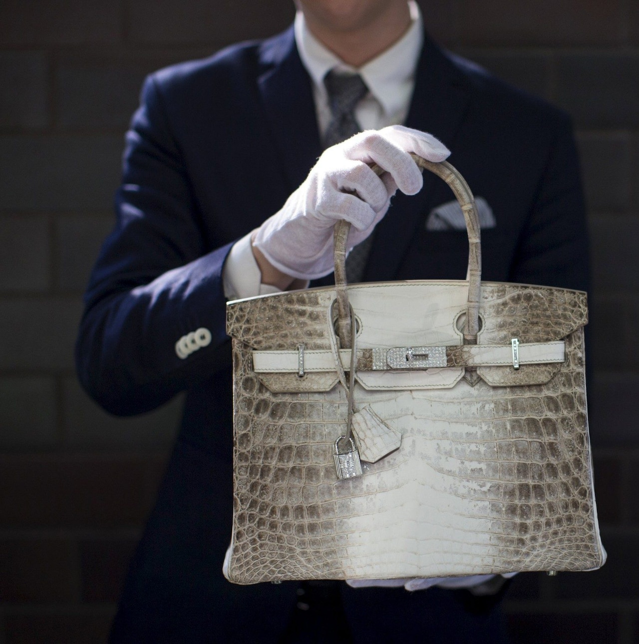 Chiếc túi Birkin bằng da cá sấu trắng Himalaya hiếm và đắt nhất trên sàn đấu giá, đạt con số 405.000 bảng Anh. (Ảnh: Internet) Chiếc túi Birkin bằng da cá sấu trắng Himalaya hiếm và đắt nhất trên sàn đấu giá, đạt con số 405.000 bảng Anh. (Ảnh: Internet)