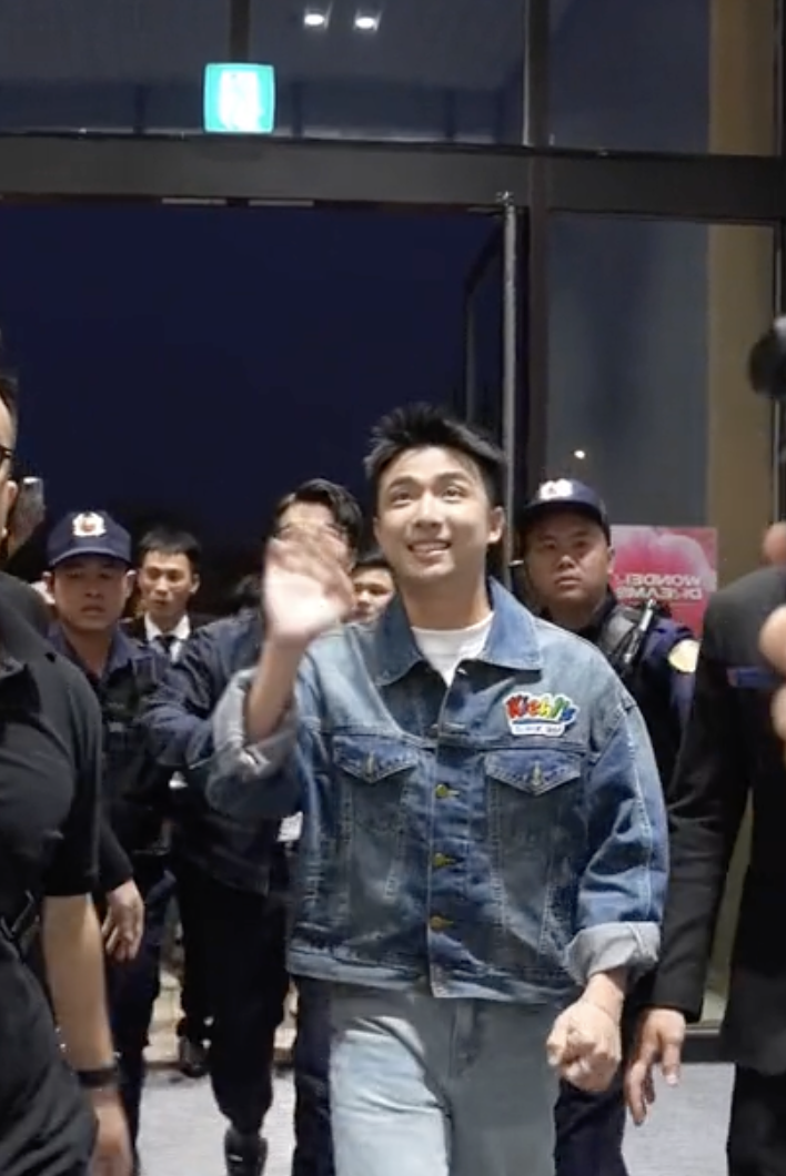 Nguyễn Tùng Dương xuất hiện như minh tinh khiến fan hú hét, vệ sĩ "tháp tùng" ngầu đét được truy tìm danh tính- Ảnh 3.
