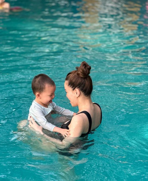 Con trai 3 tuổi của Hồ Ngọc Hà xoay vài vòng dưới nước, bơi giỏi tới mức mẹ phải thốt lên thế này- Ảnh 2.