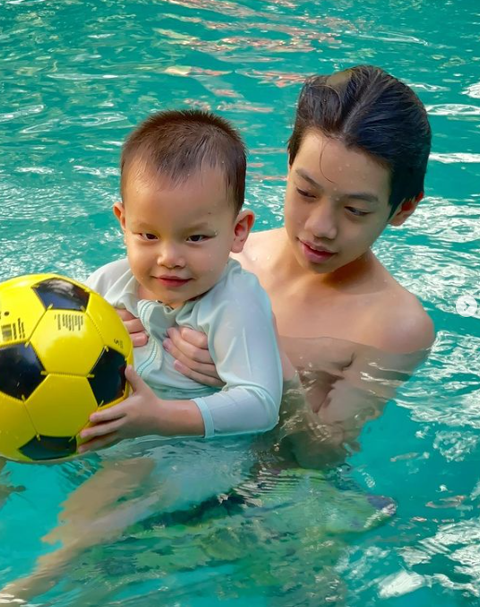 Con trai 3 tuổi của Hồ Ngọc Hà xoay vài vòng dưới nước, bơi giỏi tới mức mẹ phải thốt lên thế này- Ảnh 5.