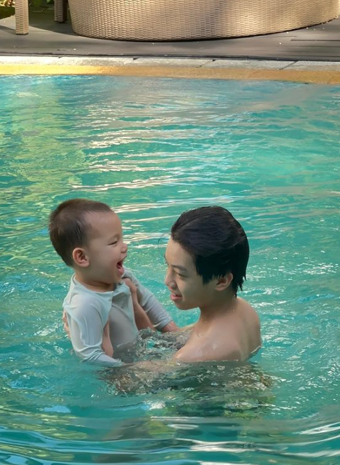 Con trai 3 tuổi của Hồ Ngọc Hà xoay vài vòng dưới nước, bơi giỏi tới mức mẹ phải thốt lên thế này- Ảnh 6.