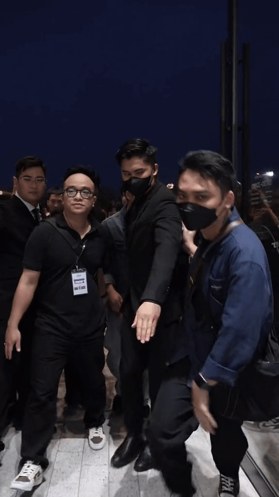 Nguyễn Tùng Dương xuất hiện như minh tinh khiến fan hú hét, vệ sĩ "tháp tùng" ngầu đét được truy tìm danh tính- Ảnh 2.