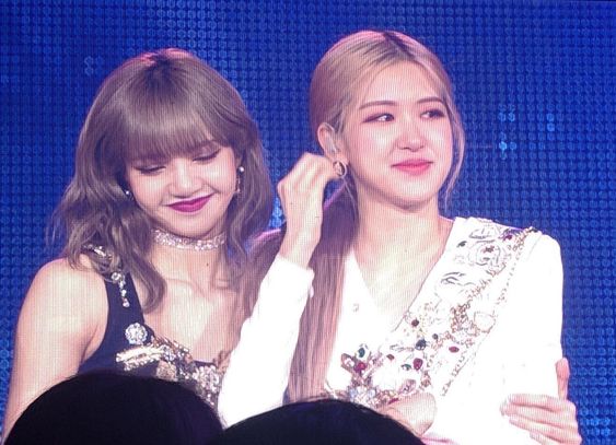 Rosé thừa nhận khóc vì Lisa khi đi concert Taylor Swift, nói một câu khiến fan xúc động- Ảnh 5.