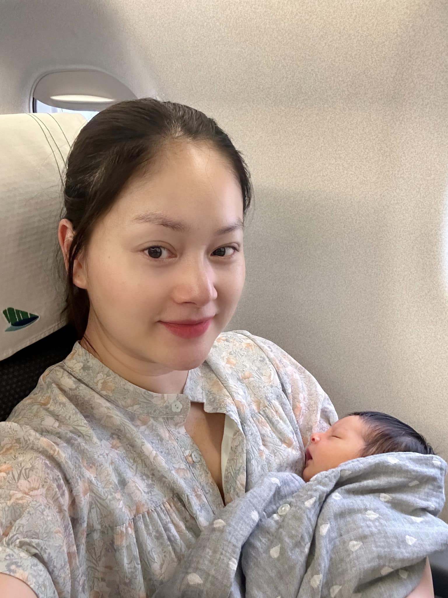  17 ngày tuổi đi máy bay cùng mẹ vào thăm daddy, con gái thứ hai Lan phương phá kỉ lục của gia đình- Ảnh 2.